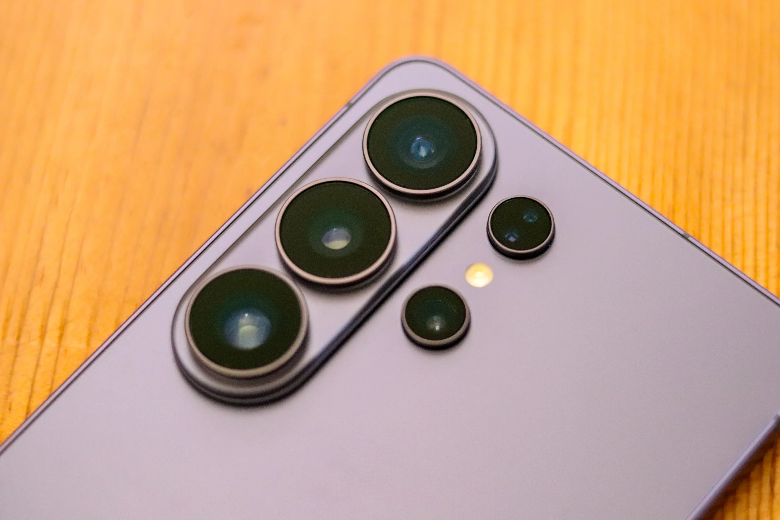 Galaxy S27 Ultra pode ficar com a mesma câmara teleobjetiva do S26 Ultra e isso é uma desilusão Samsung Galaxy S26 Ultra